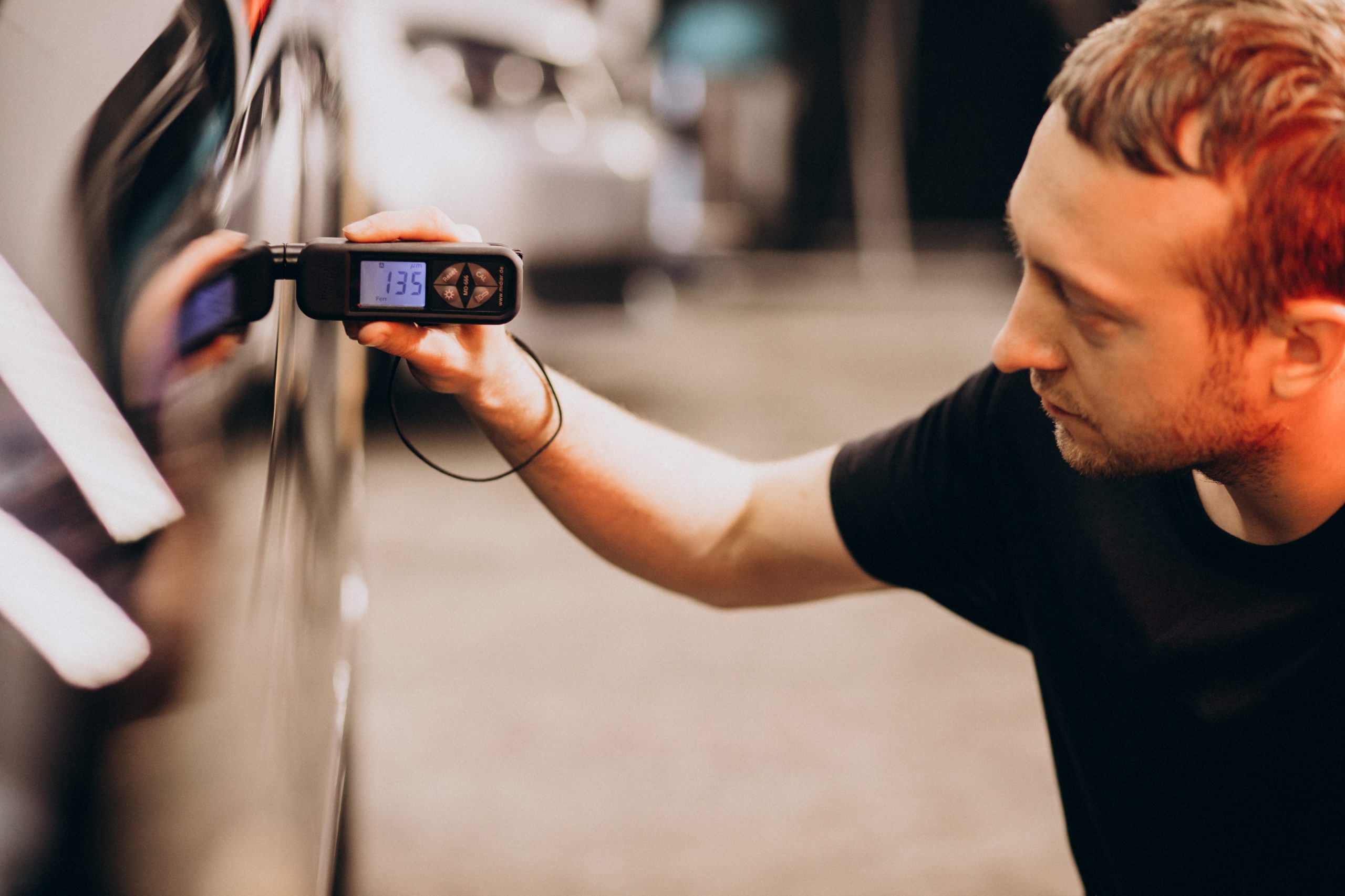 Elektriker installerar laddbox på villa