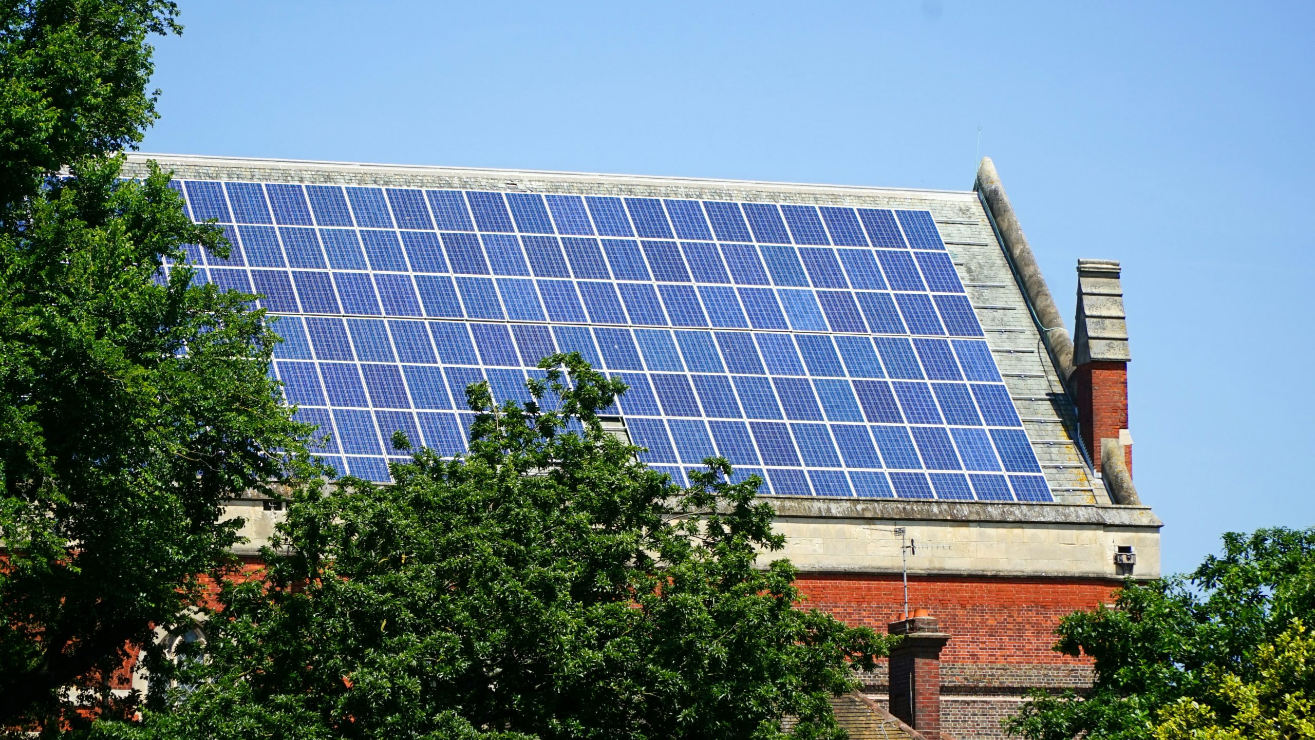 Elbil laddas med solceller hemma 2025