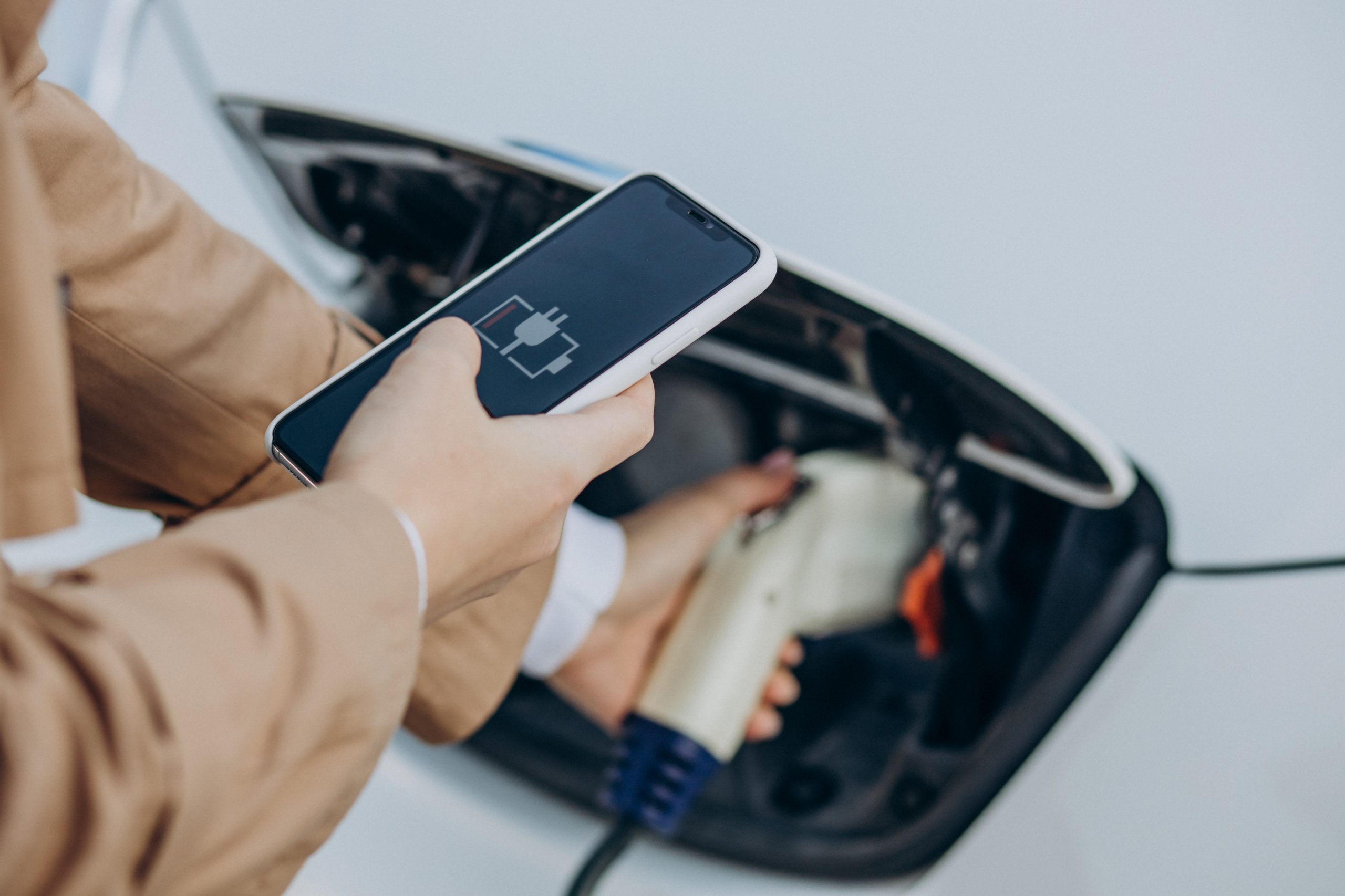 Elbilsladdning med mobilapp och laddkort 2025