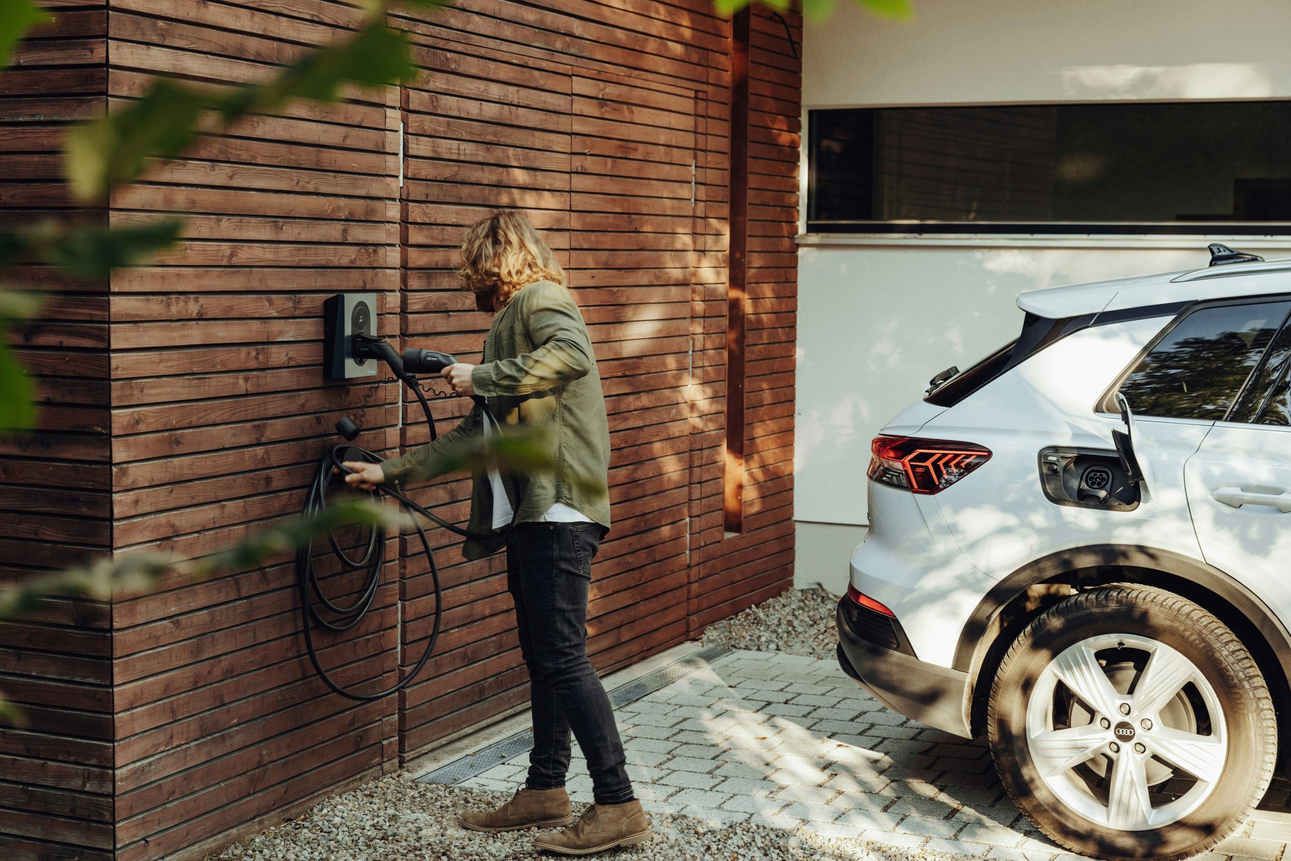 Elektriker installerar laddbox hemma 2025